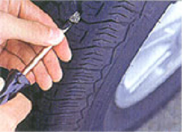 2.タイヤの亀裂、損傷および異常な摩耗のチェック